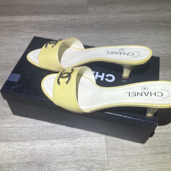 Vintage Chanel Logo "CC" Silver Emblem Kitten Heels. Size 38.5 US 8 - Picture 2 of 7